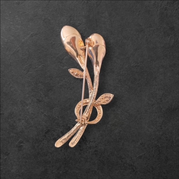 Calla Lily Faux Pearl & Austrian Crystal Detail Gold Tone Brooch - Picture 3 of 5